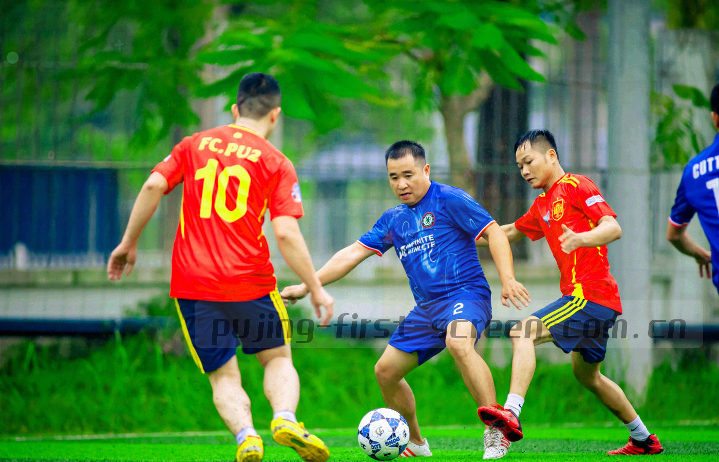 俯拍桌面，两台设备并排放置，画面中只出现操作的手部